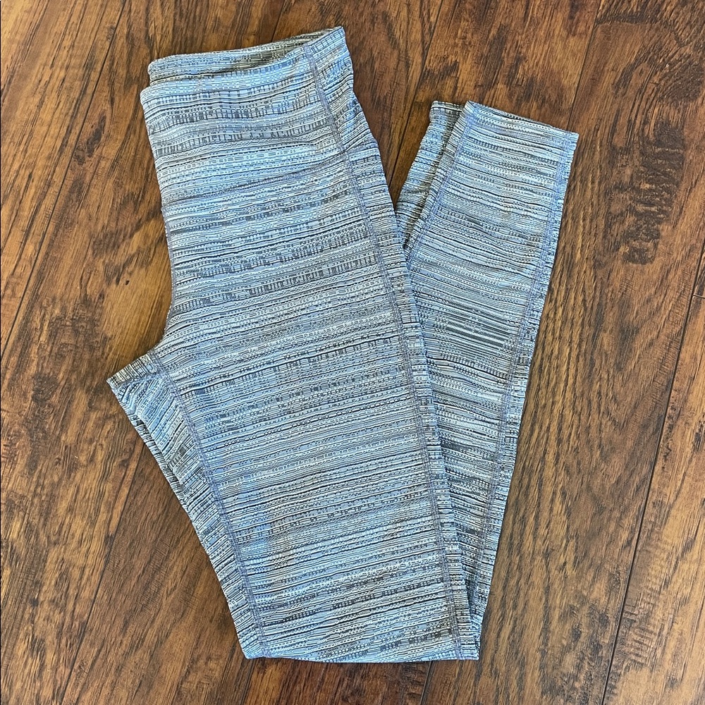 ATHLETA- HIGH-RISE JACQUARD CHATURANGA TIGHT Legging- Size Small- gray and white